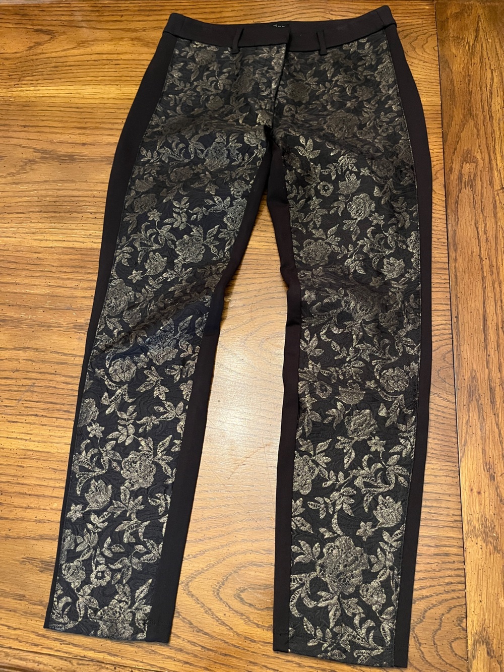 White House Black Market Floral Metallic Jacquard Skinny pants, size 6